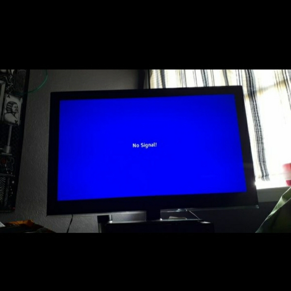 39 inch DYNEX tv - Picture 1 of 3